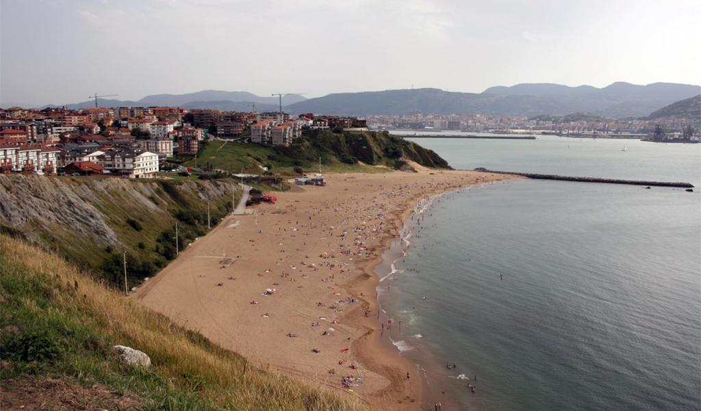 Arrigunaga Beach En Getxo By Kabia Gestion Luaran gambar